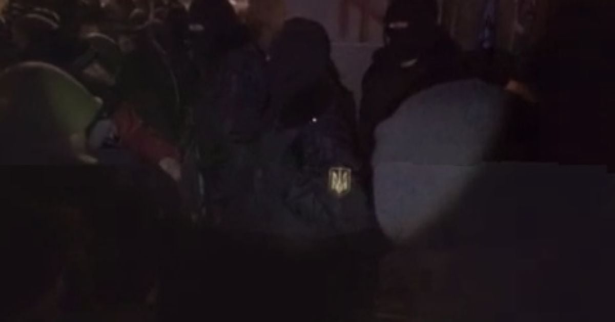 Бойцы "Свободы" не пускают протестующих / © Стоп-кадр видео USteam