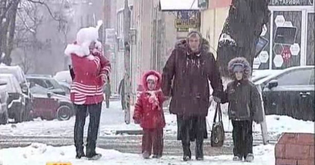 Люди страждають від ожеледиці.