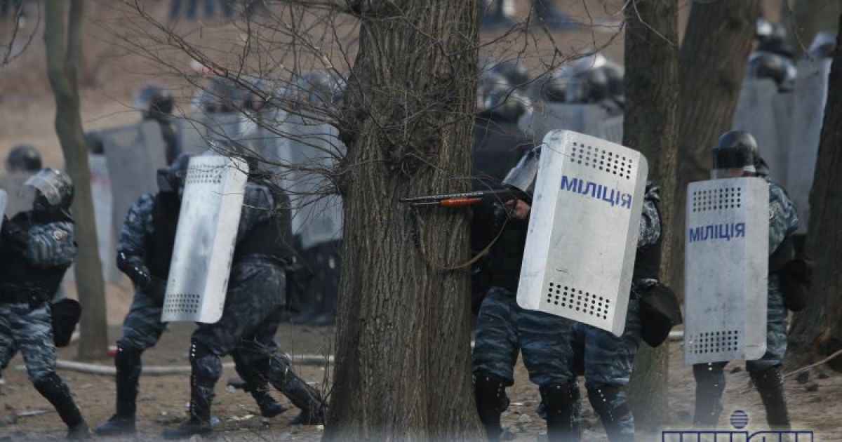 Правоохоронці спокійно стоять, вишикувавшись кордонами
