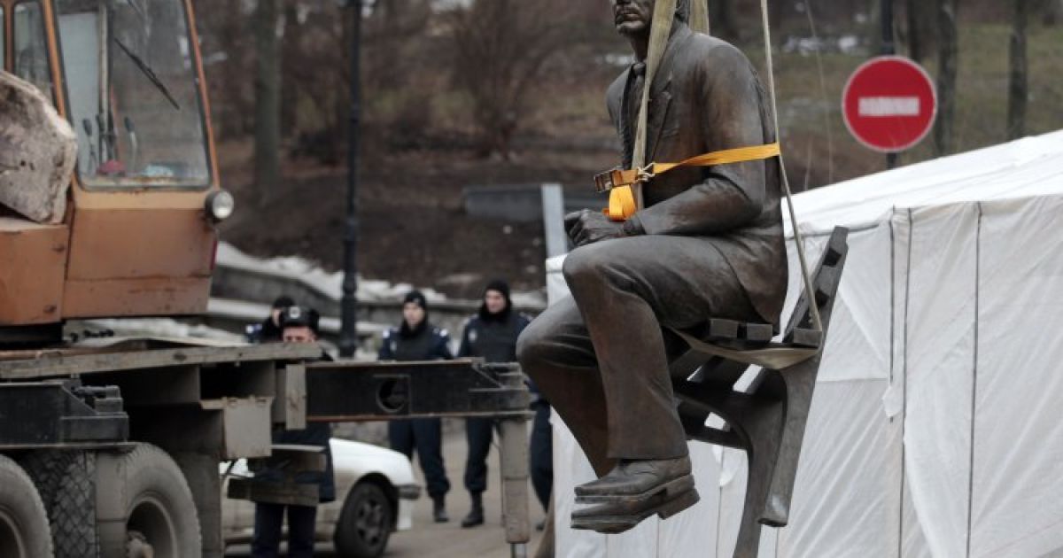 Пам&rsquo;ятник Лобановському перенесли на вулицю Грушевського / © УНІАН