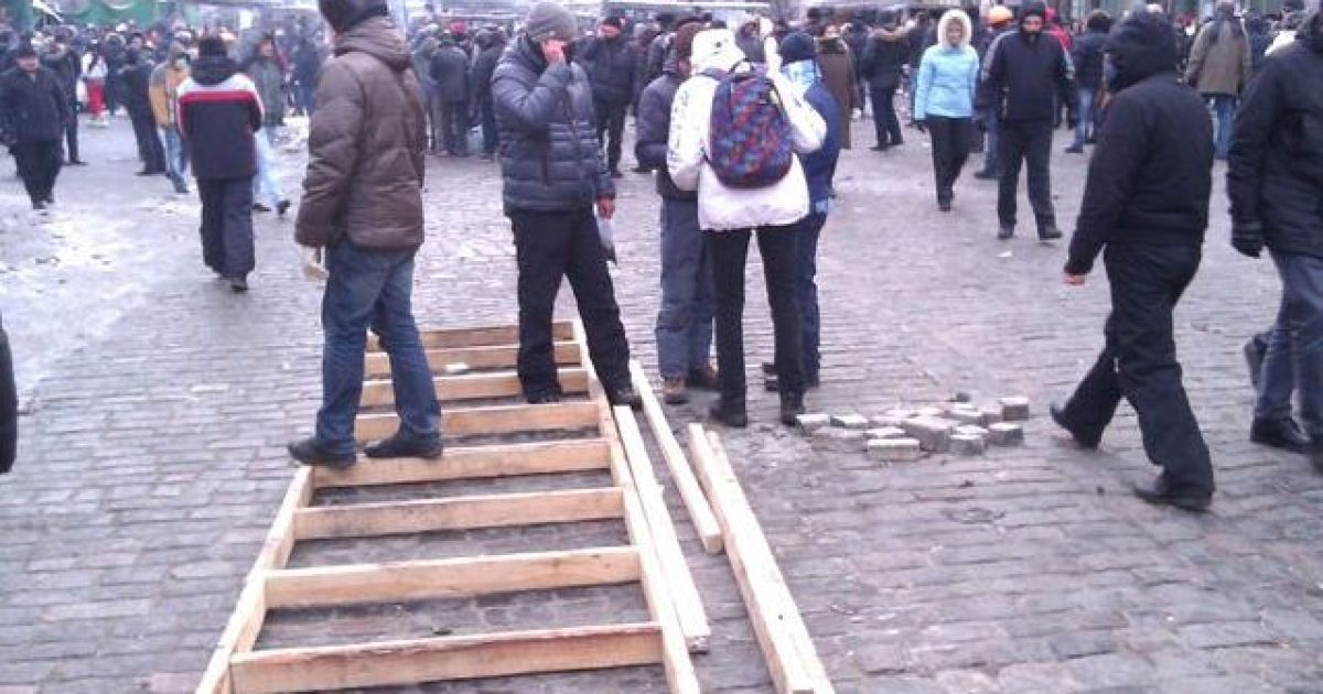 Мітингувальники будують катапульту