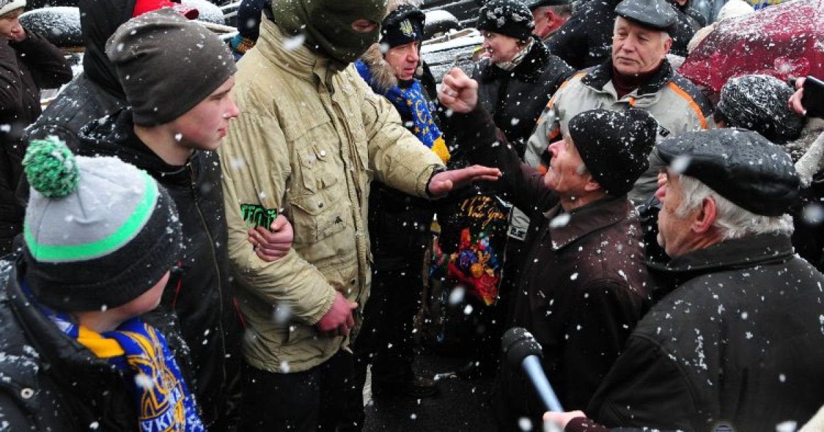 Зіткнення між прихильниками і супротивниками Євромайдану / © УНІАН