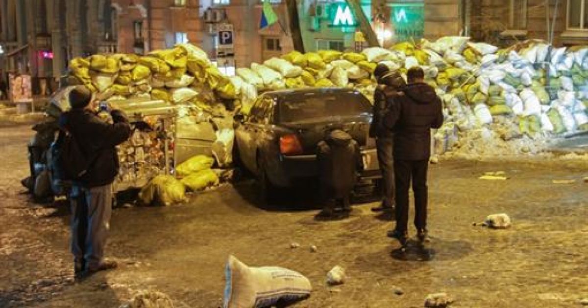 "Бентли" влетел в мешки со снегом