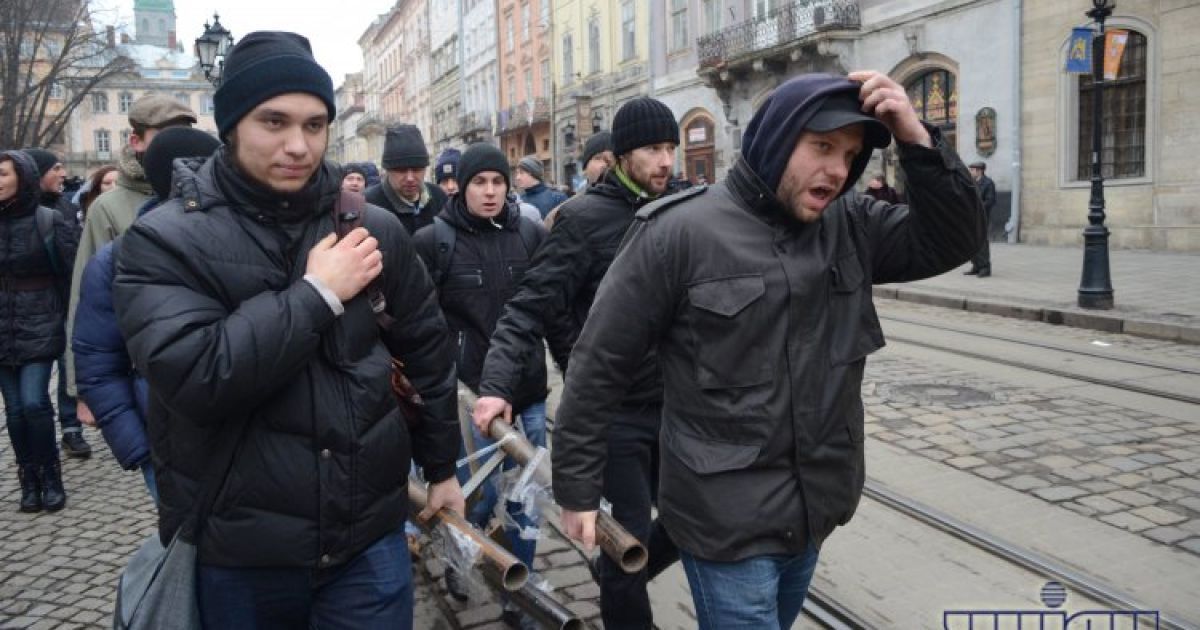 Свободівці побилися з активістами через "Стовп ганьби" / © УНІАН