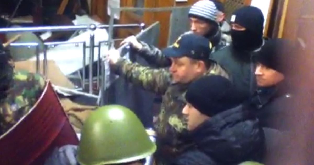 Слева - те, кто занял здания, а справа - "Свобода" / © Стоп-кадр видео USteam