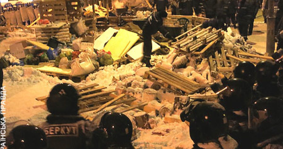 Під захистом міліції молодики розбирають залишки барикад