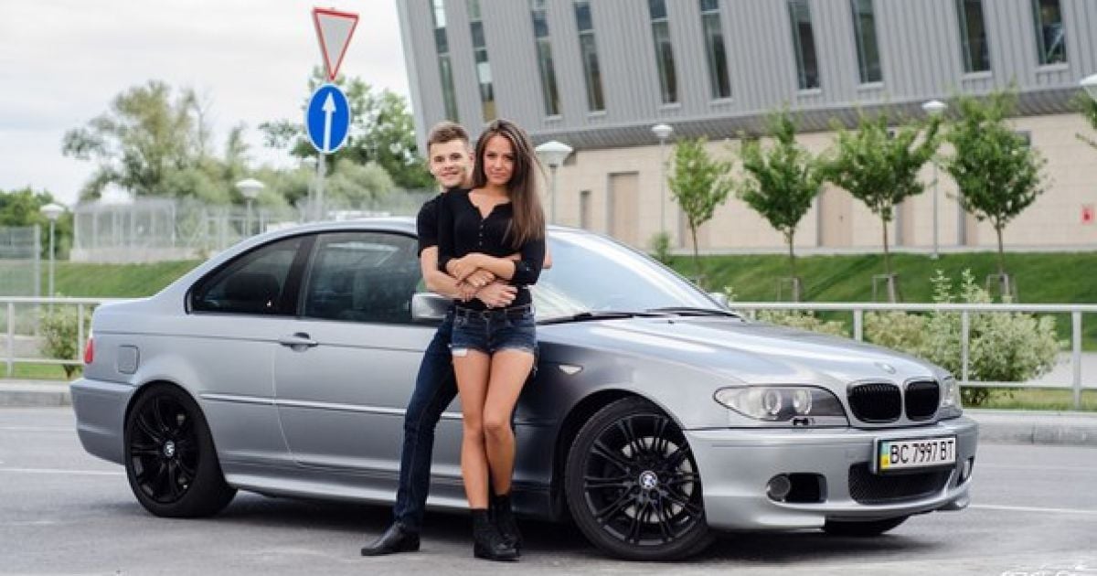 18-річна Мар&rsquo;яна полюбляє фотографуватися біля дорогих авто / © Facebook/Марьяна Махніцька