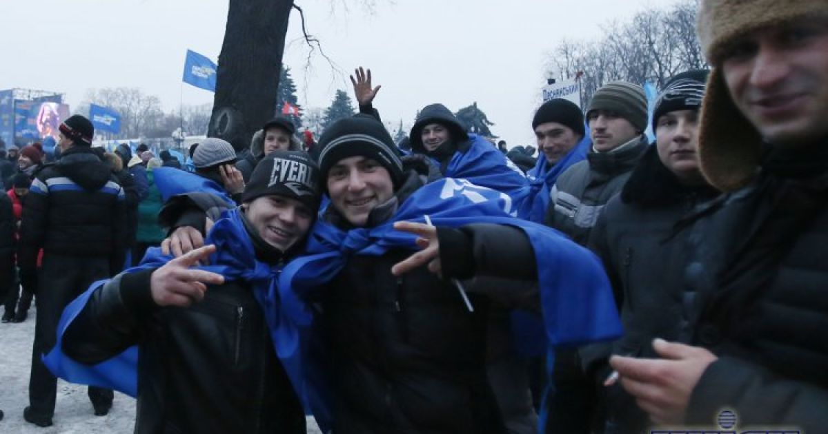 Участников двух майданов оградили кордонами
