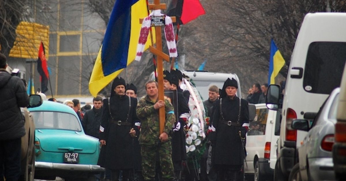 Попрощатися із Героєм Майдану прийшло 20 тисяч лучан