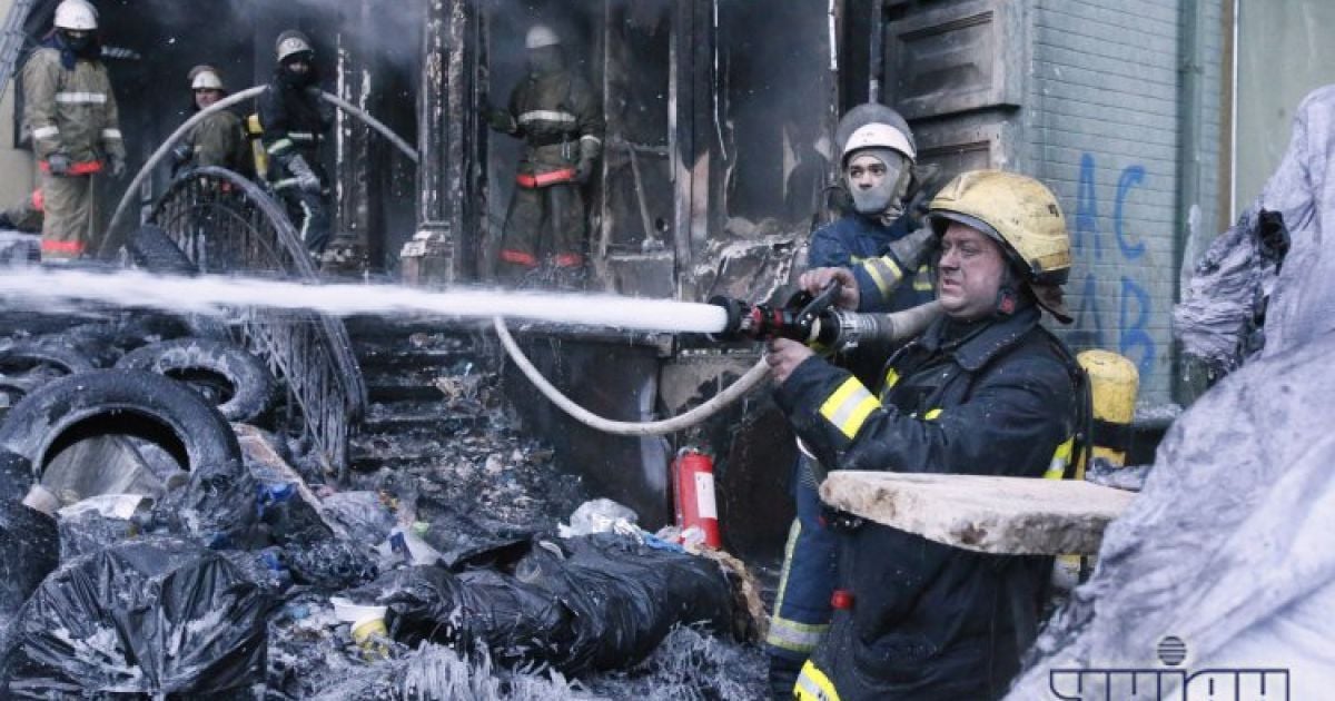 Пожар оставил от магазина только стены