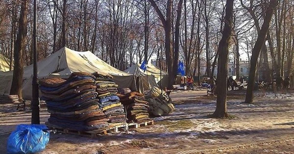 В Маріїнському парку прибирають піддони і знімають намети