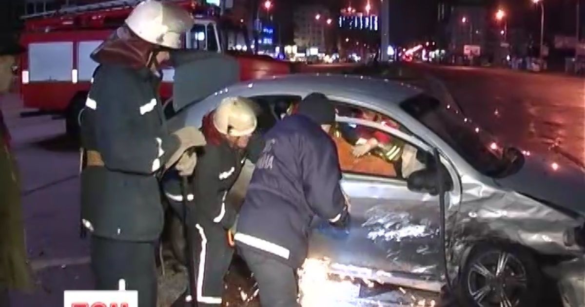 Постраждалу в ДТП пасажирку витягали рятувальники