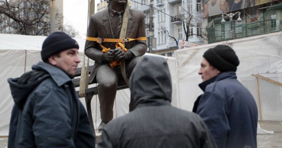 Пам&rsquo;ятник Лобановському перенесли на вулицю Грушевського / © УНІАН