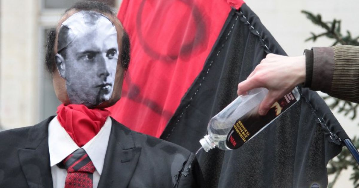 У Сімферополі спалили опудало Бандери / © УНІАН