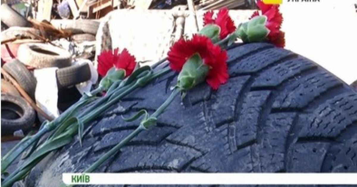 Щоранку Майдан прибирають, але шини не забирають