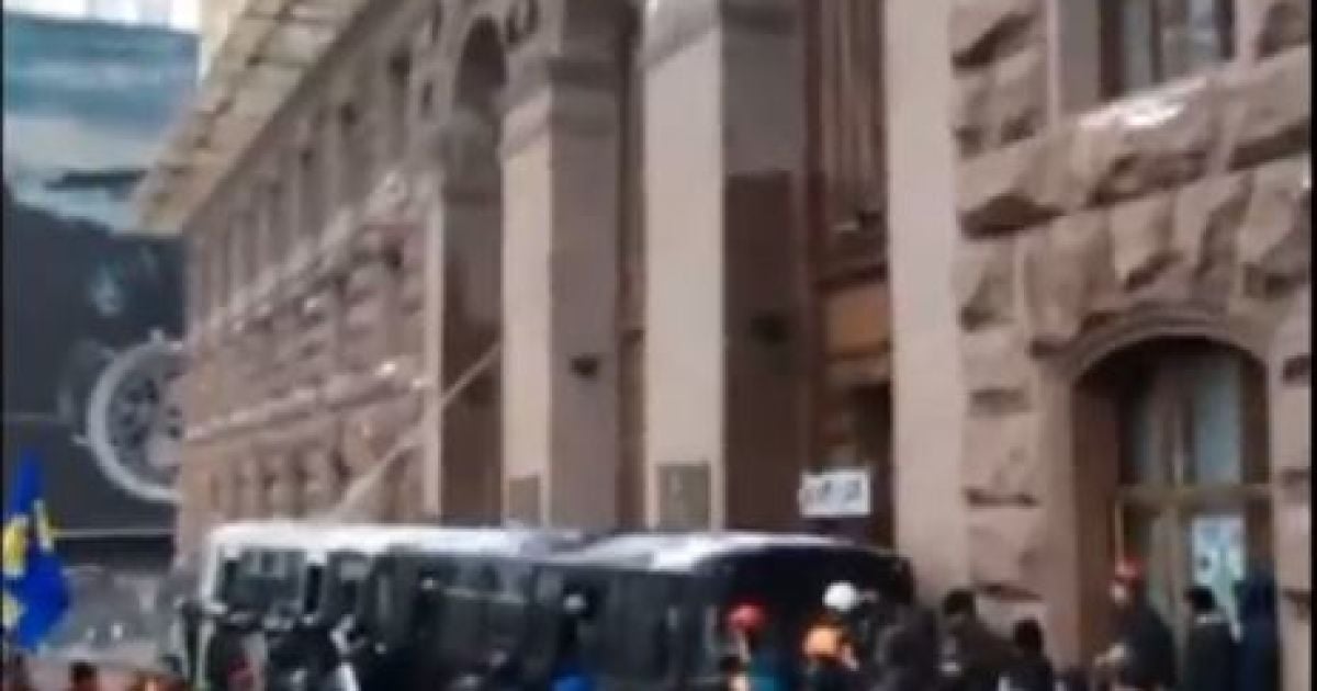 Мітингувальники відігнали силовиків