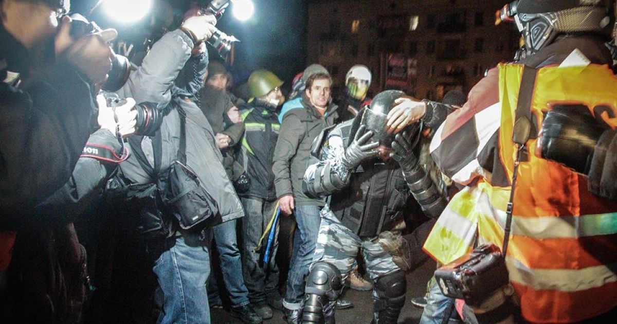 Избавляться от масок и шлемов бойцам "Беркута" приходилось в давке / © facebook.com/Mefistoff