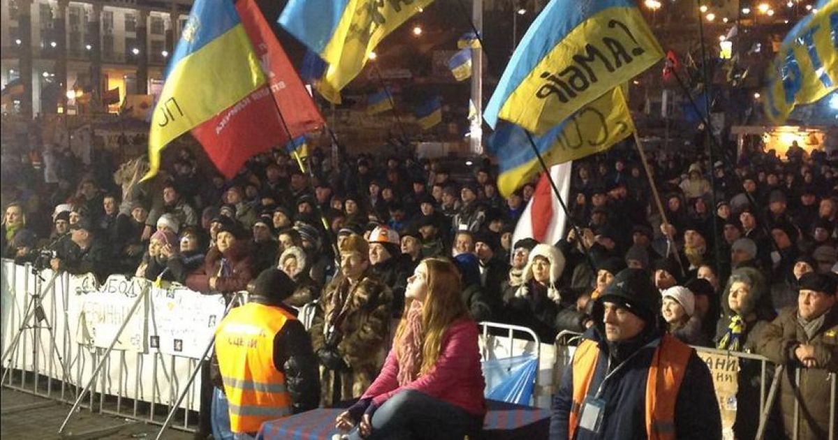 Учасники мітингу демонтують стару сцену та розпалюють багаття