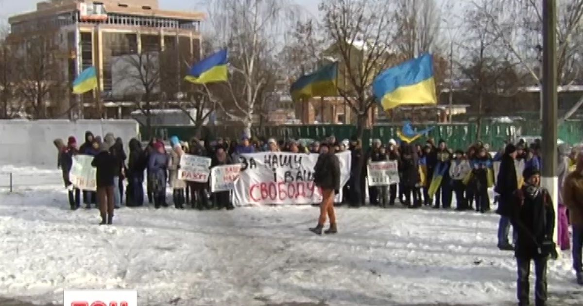 Студенты пришли к общежитию силовиков