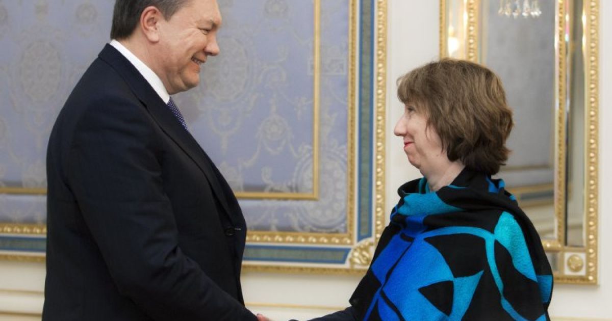 Ештон зустрічається з Януковичем