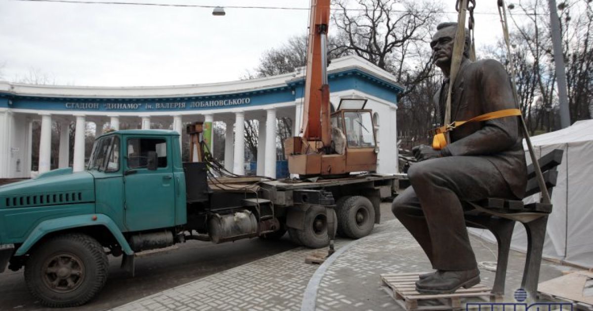 Пам&rsquo;ятник Лобановському перенесли на вулицю Грушевського / © УНІАН