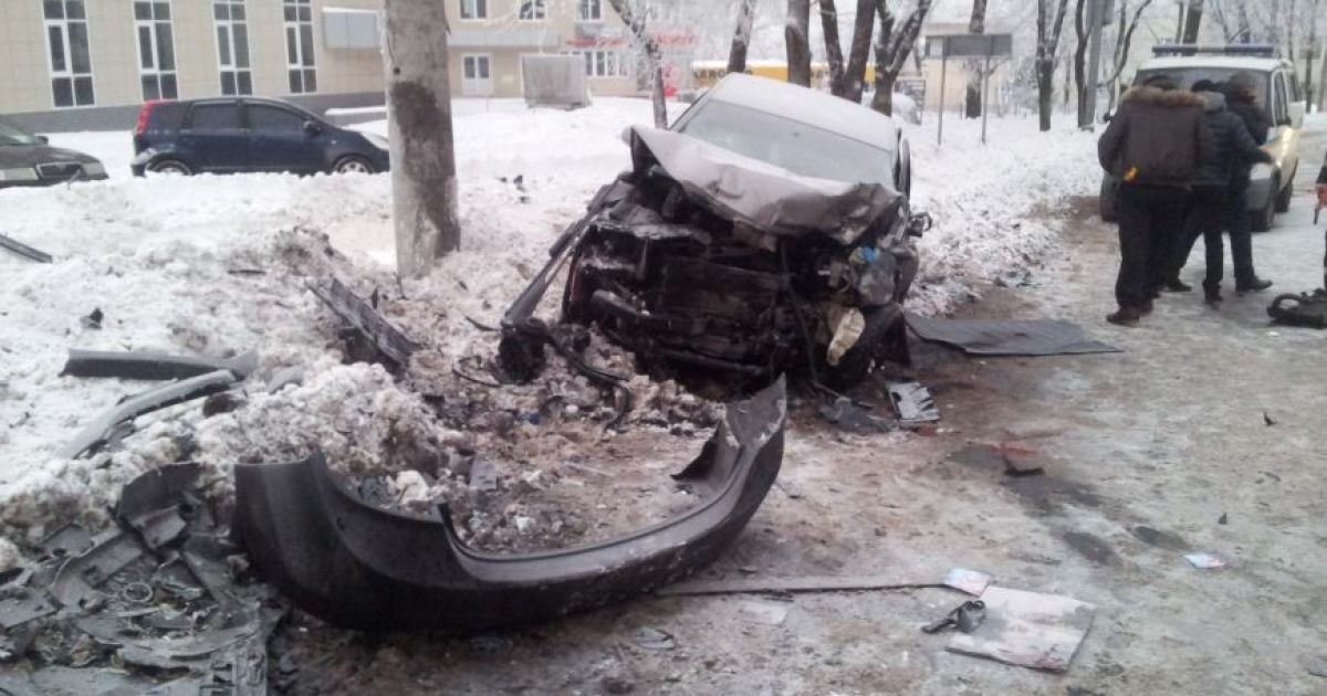 Появились фото разбитых деревом около Брянского цирка автомобилей | Брянские новости