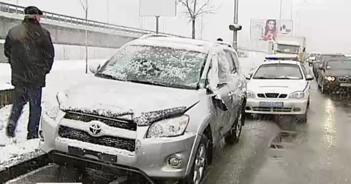 "Тойота" та поштова вантажівка влаштували аварію в Києві
