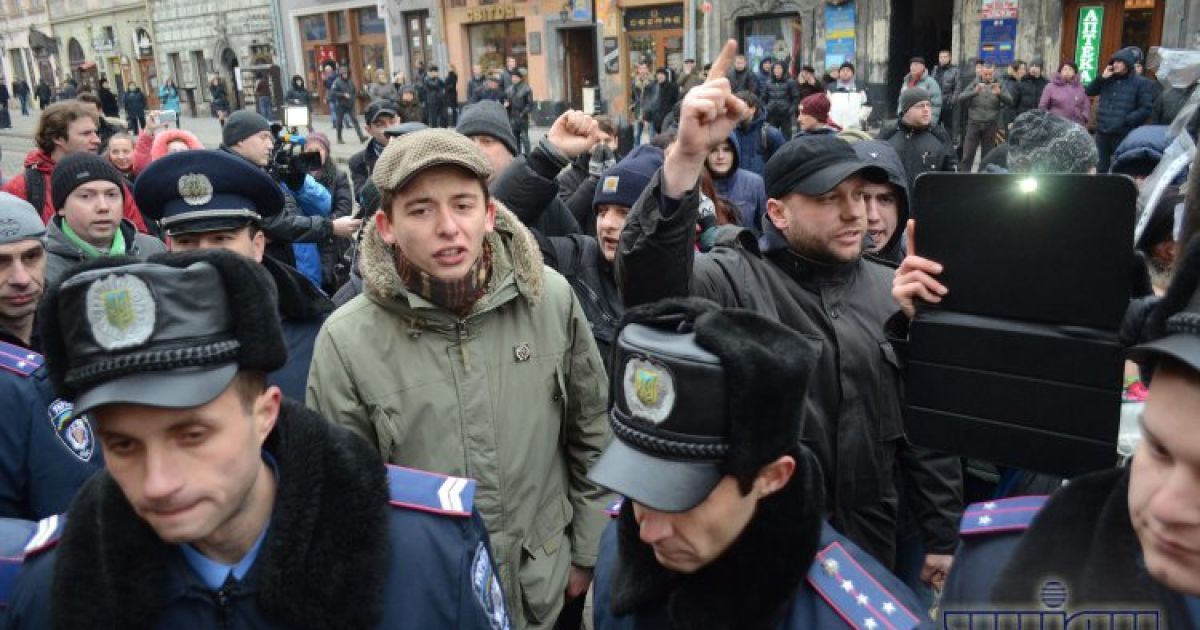 Свободівці побилися з активістами через "Стовп ганьби" / © УНІАН