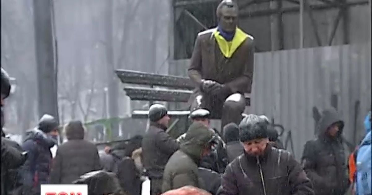 Після переодягань на монументі залишився лише прапор на шиї