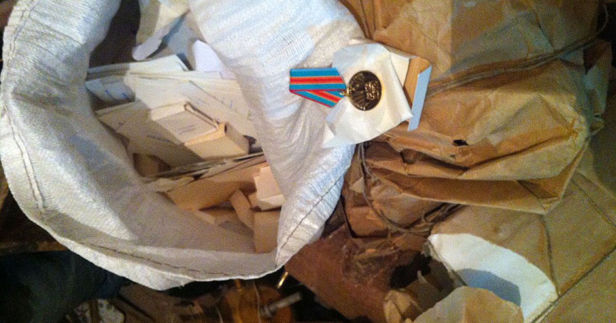 У Київраді невідомі залізли до комори з медалями