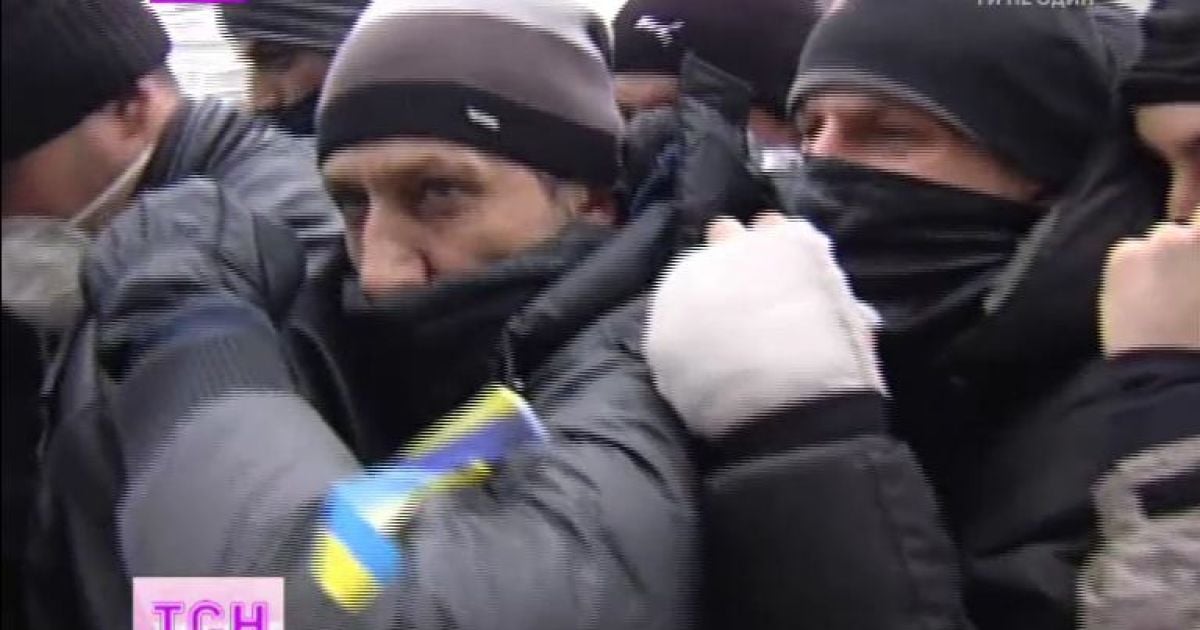 Митингующих учат противостоять "Беркуту" голыми руками.