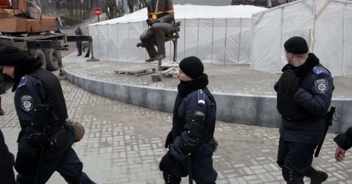 Пам&rsquo;ятник Лобановському перенесли на вулицю Грушевського / © УНІАН