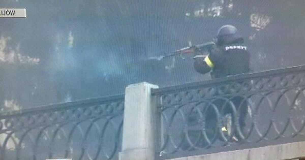 Силовики в центре Киева применяют автоматы и снайперские винтовки