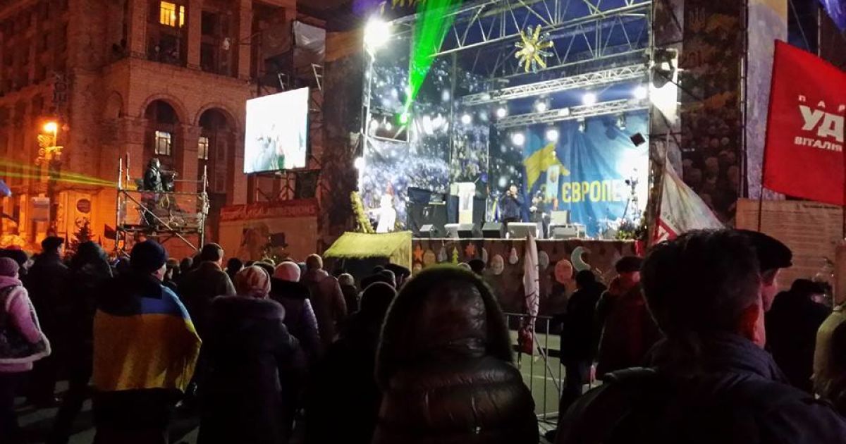 Вночі біля сцени зібралися євромайданівці / © adme.ru