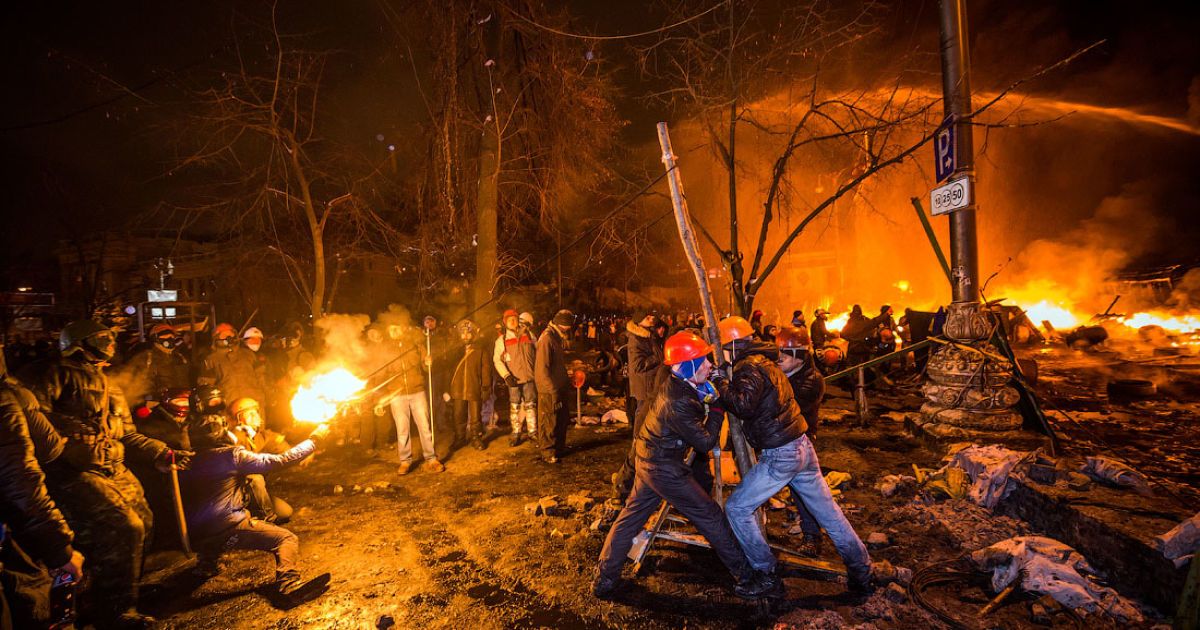 Замість знищеної катапульти активісти побудували велику рогатку