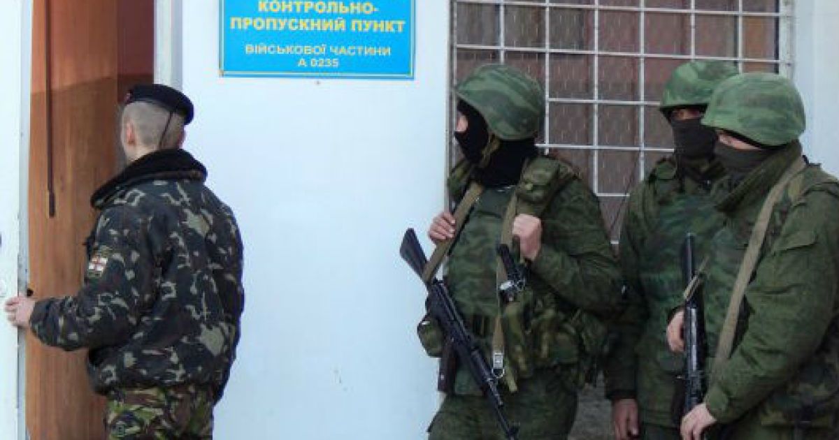 Вооруженные российские военные блокируют штаб ВМС в Севастополе