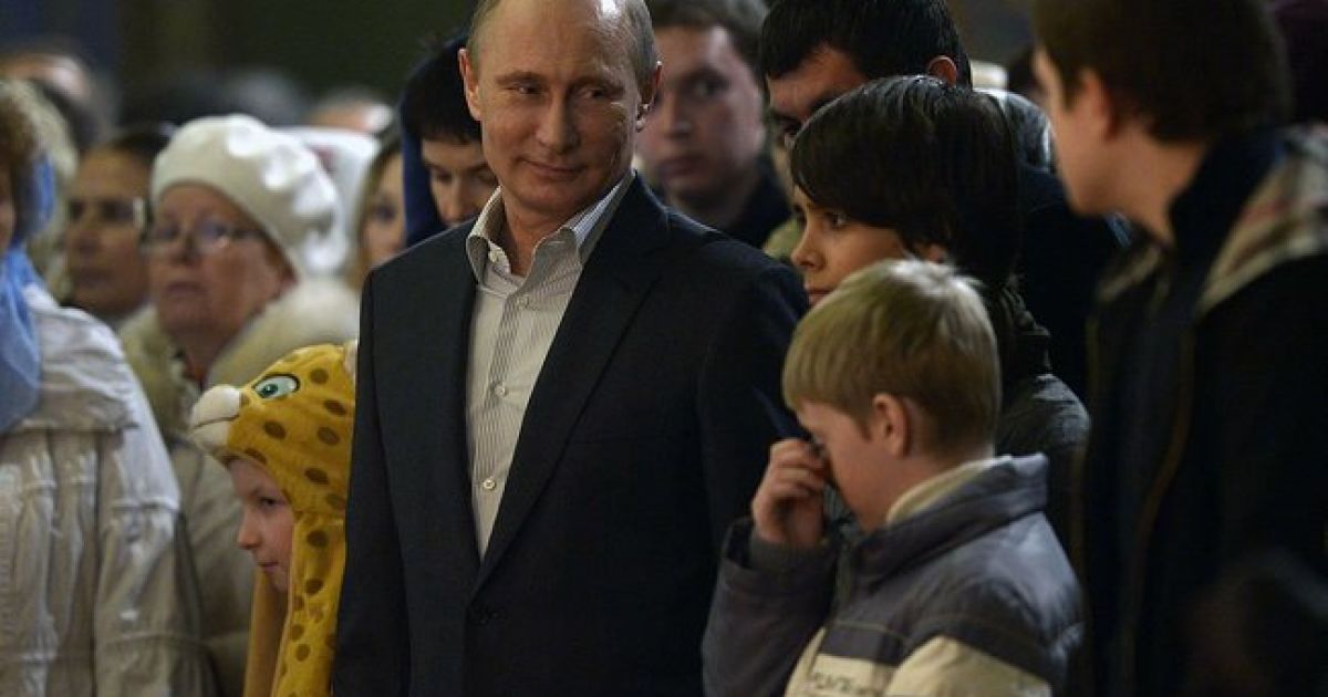 Путін зустрів Різдво у сочинському храмі в оточенні дітей