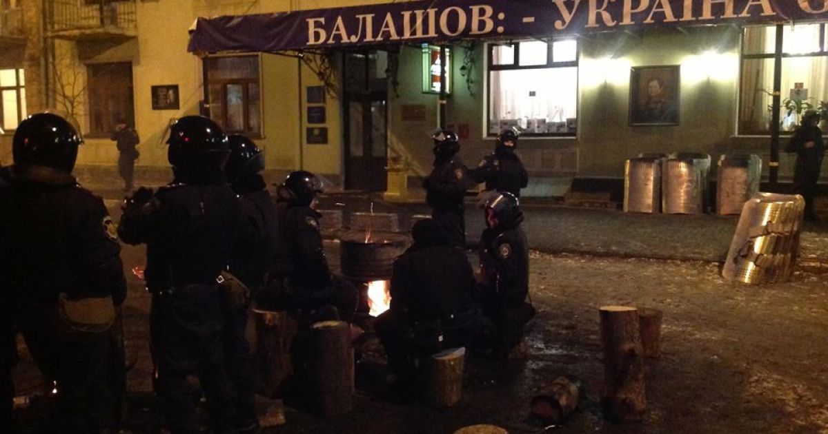 Бойцы внутренних войск греются у огня