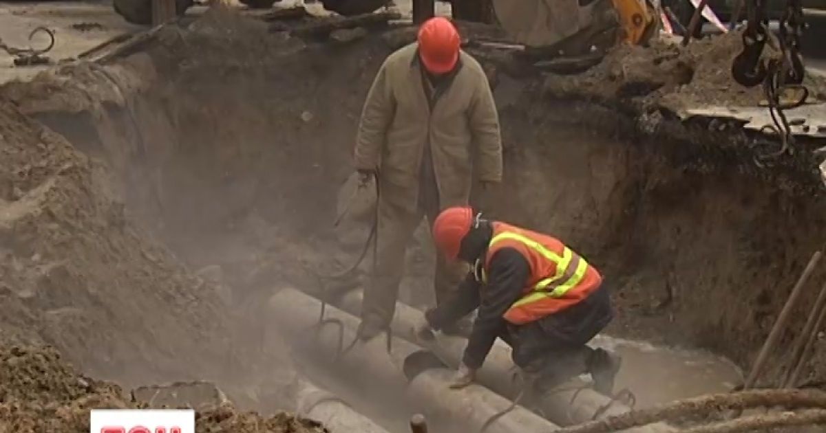 Фонтан з окропом та шматками асфальту "прикрасив" вулицю Києва