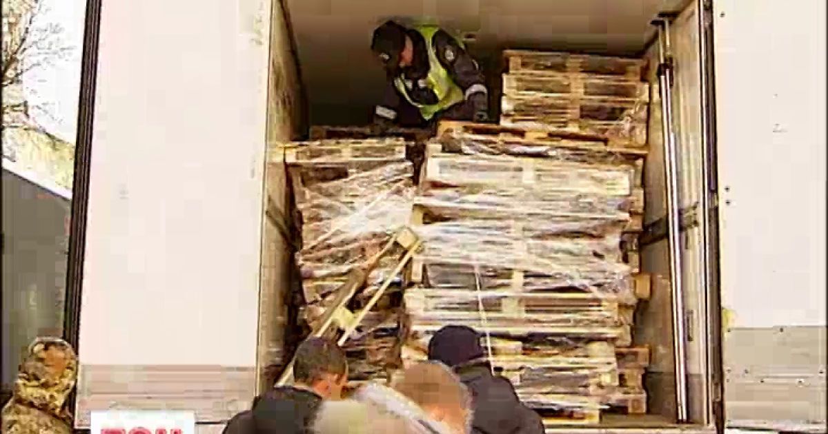 Інспектори ДАІ перевіряють машини