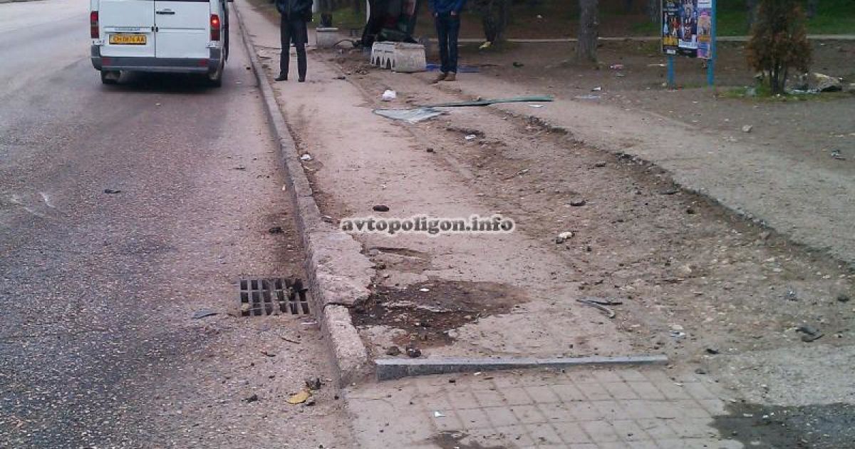 "Жигулі" врізалися в зупинку громадського транспорту / © Автополигон