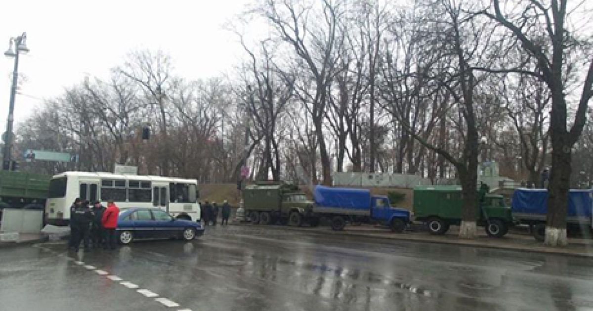 У Маріїнський парк вільно проходять незрозумілі групи людей