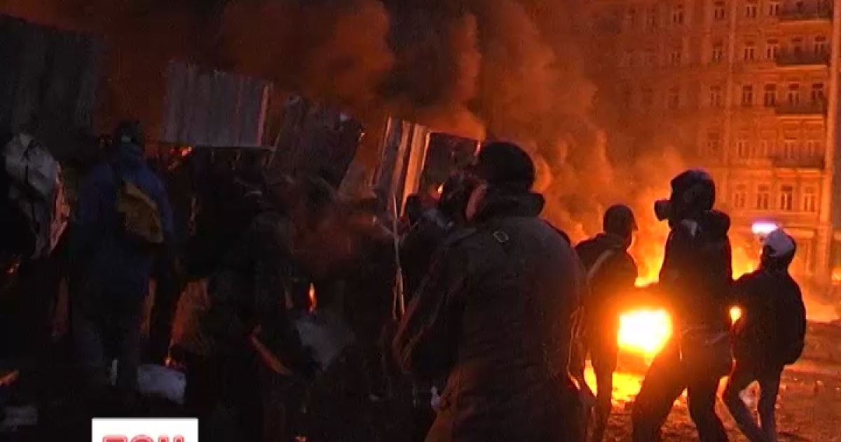 Протистояння на Грушевського триває