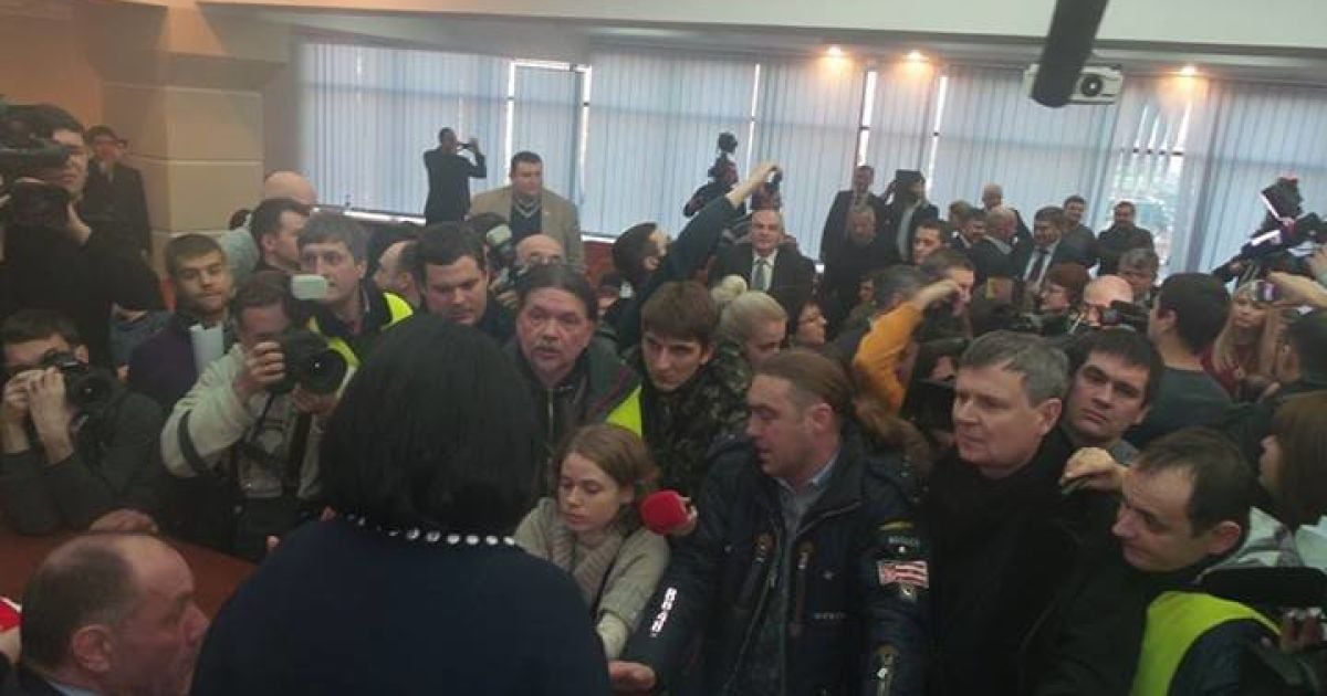Трибуну Київради заблокували опозиціонери