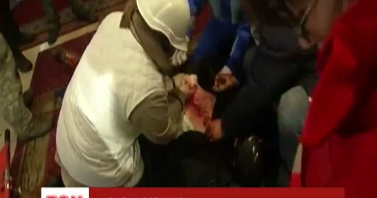 Медики резали простыни на куски и останавливали кровь