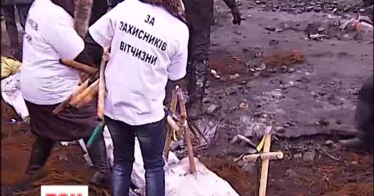 Возмущенные "крестами моим детям" женщины разрушили "кладбище" между баррикадами и спецназовцами
