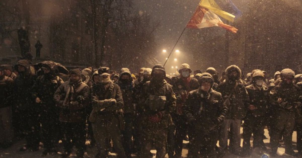 На вулицю Лютеранську продовжують підходити люди