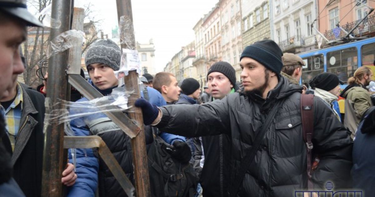 Свободівці побилися з активістами через "Стовп ганьби" / © УНІАН