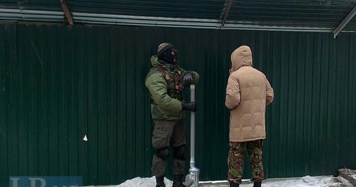 Активісти стріляють картоплею з саморобної гармати