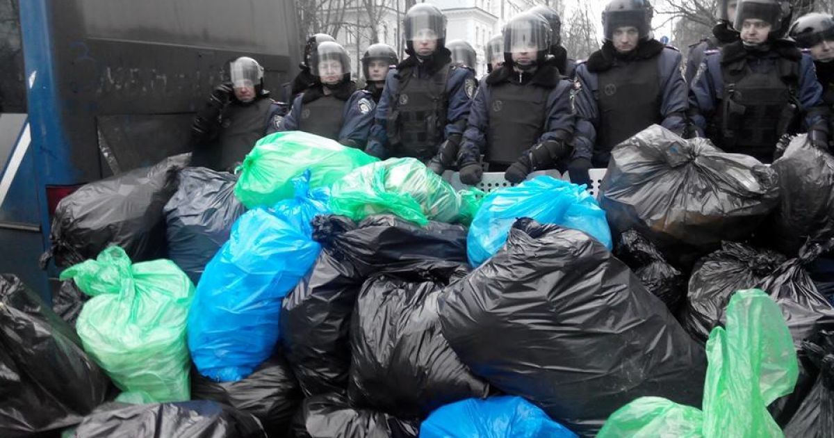 Частину сміття з Майдану вивезли до річки Либідь